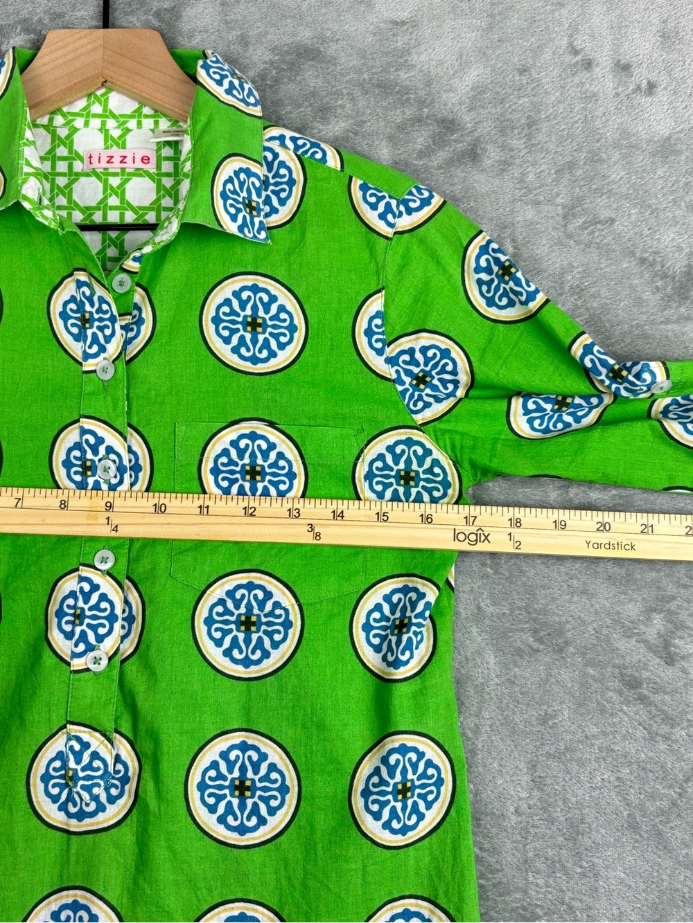 Tizzie Dizzy Lizzie Shirt Womens XS Green Medallion Henley Popover Roll Tab - Picture 12 of 13
